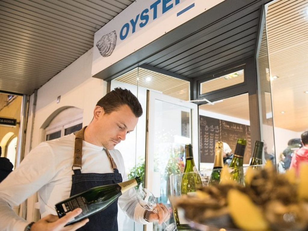 Écailler professionnel de Oysters Shop préparant une dégustation d'huîtres pour un événement.