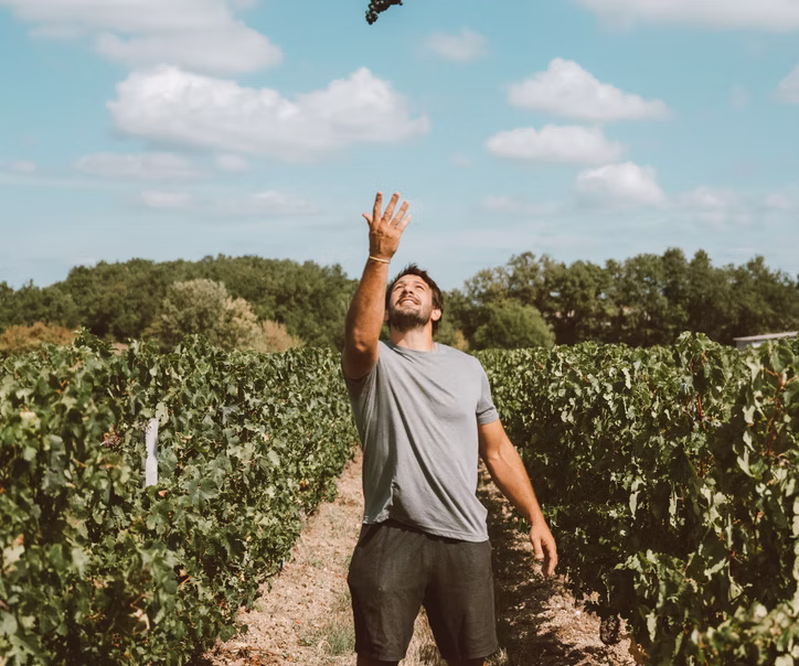 photo du viticulteur dans la vigne